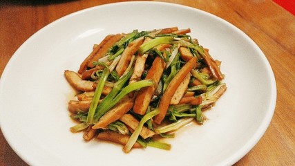 水芹菜炒香干