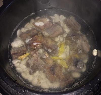 白芸豆排骨汤的做法