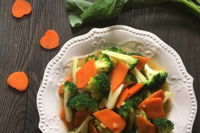 西兰花炒胡萝卜的做法