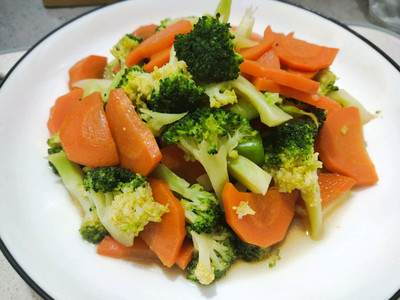 西兰花炒胡萝卜的做法