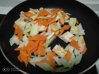 西兰花炒胡萝卜的做法