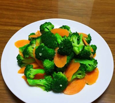 西兰花炒胡萝卜的做法