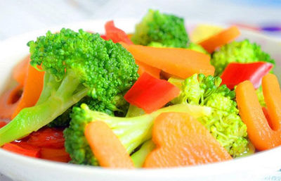 西兰花炒胡萝卜的做法