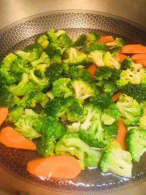 西兰花炒胡萝卜的做法