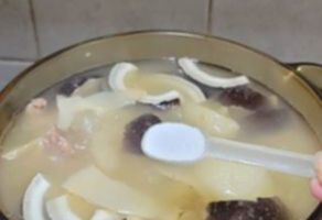 海底椰排骨汤的做法