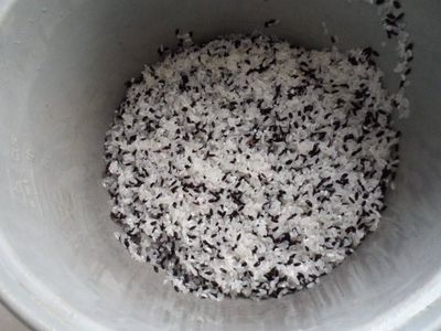 大米黑米饭图片
