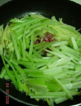 炝拌芹菜的做法