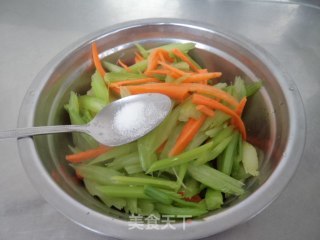 炝拌芹菜的做法