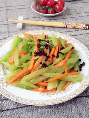 炝拌芹菜的做法