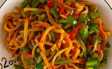 豆芽炒饼丝的家常做法