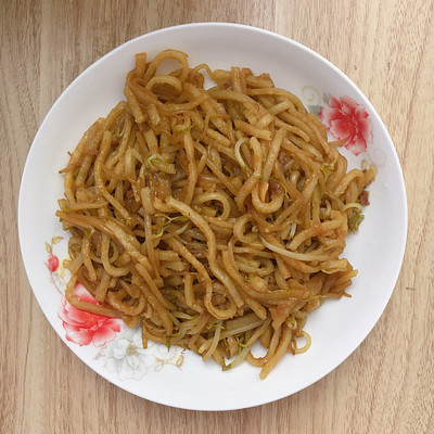 豆芽炒饼丝的家常做法