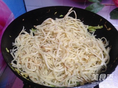 豆芽炒饼丝的家常做法
