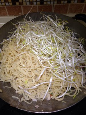 豆芽炒饼丝的家常做法