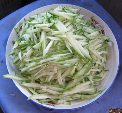 蕨根粉拌黄瓜的做法