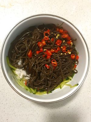 蕨根粉拌黄瓜的做法