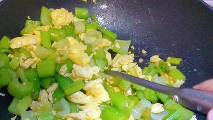 芹菜鸡蛋怎么炒好吃