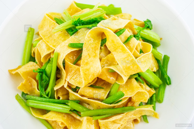 芹菜炒豆腐皮的做法