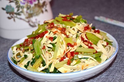 芹菜炒豆腐皮的做法