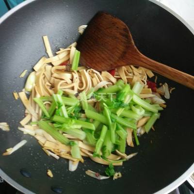 芹菜炒豆腐皮的做法