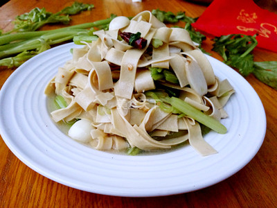 芹菜炒豆腐皮的做法