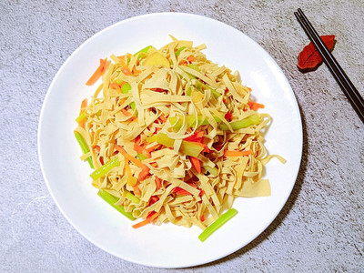 芹菜炒豆腐皮的做法