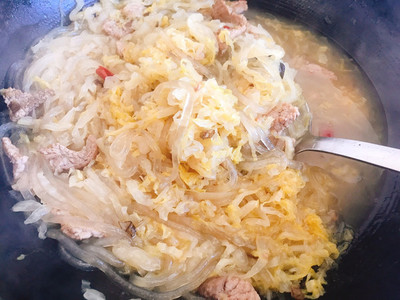 东北酸菜炖猪肉的做法