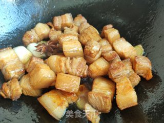 五花肉芋头煲的做法