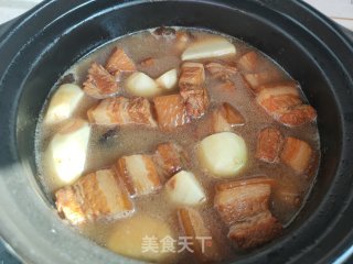 五花肉芋头煲的做法