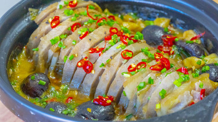 五花肉芋头煲的做法