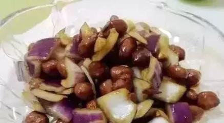 洋葱拌花生米的做法