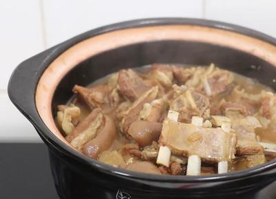 砂锅羊肉炖萝卜的做法