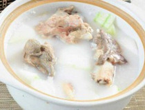 熬排骨汤的做法