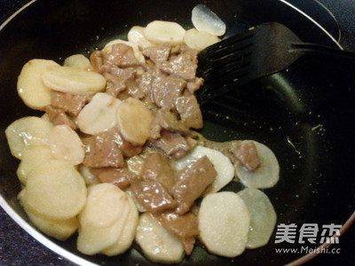 土豆炒牛肉怎么炒