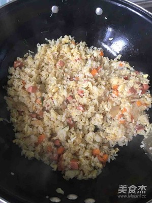 火腿肠炒米饭的做法