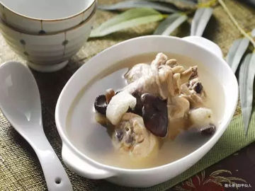 鸡汤什么时候放香菇