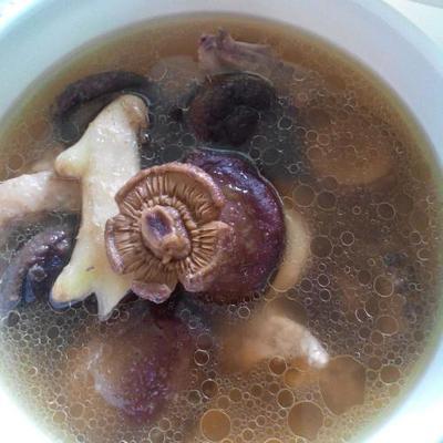 鸡汤什么时候放香菇