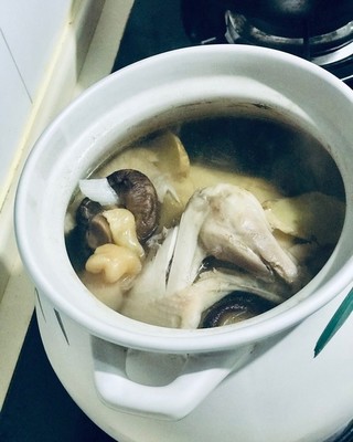 鸡汤什么时候放香菇