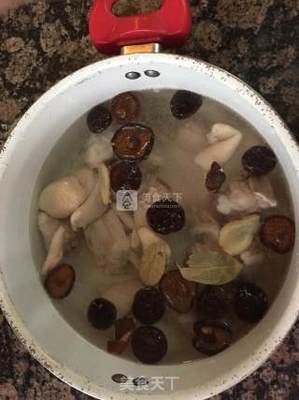 鸡汤什么时候放香菇