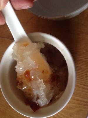 银耳桃胶皂角米的做法