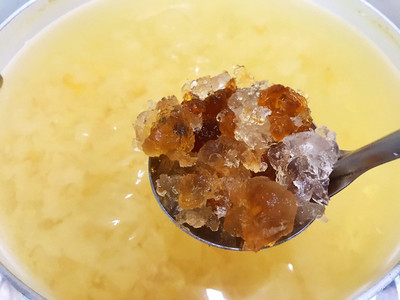 银耳桃胶皂角米的做法
