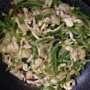 洋葱青椒炒肉丝的做法