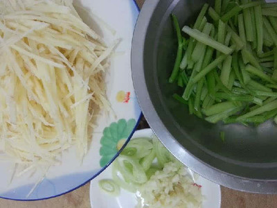 芹菜炒土豆的做法