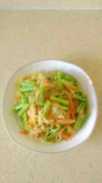 芹菜炒土豆的做法