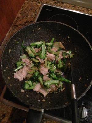 西兰花炒五花肉的做法