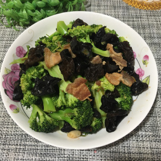 西兰花炒五花肉的做法