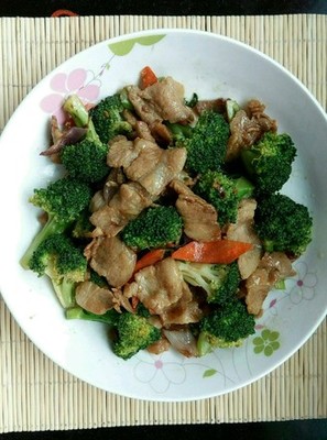 西兰花炒五花肉的做法