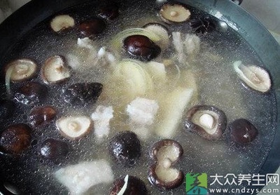 墨鱼粥的做法