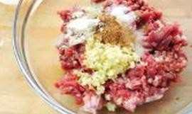 红萝卜牛肉饺子馅的做法