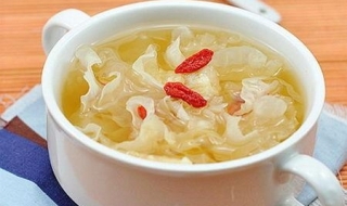 冰糖银耳莲子汤的做法
