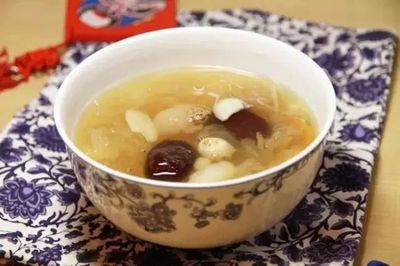 冰糖银耳莲子汤的做法